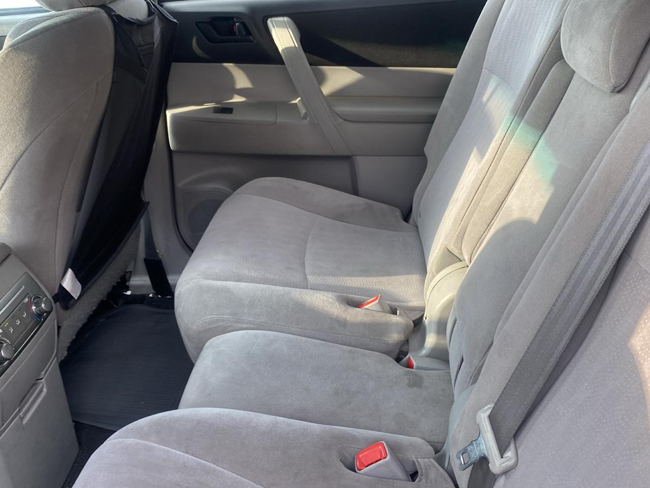 Toyota Highlander Base 4WD 2012