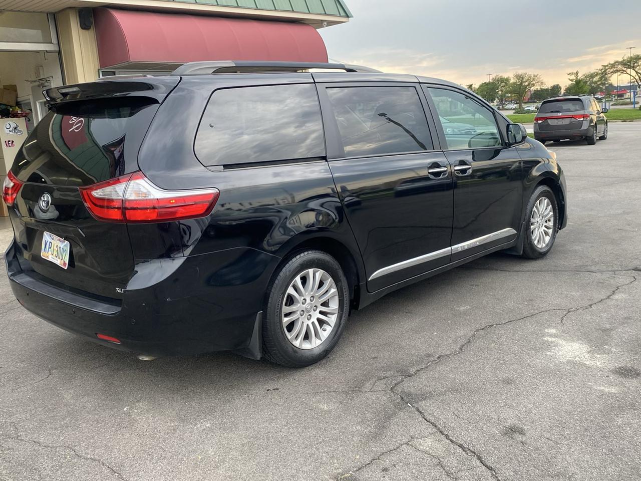 Toyota Sienna Limited Premium 7-Passenger 2017