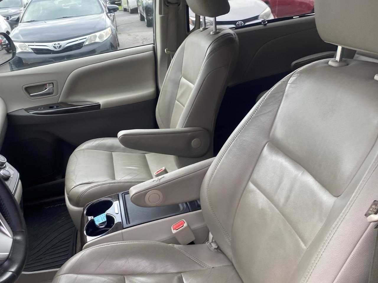 Toyota Sienna Limited Premium 7-Passenger 2017