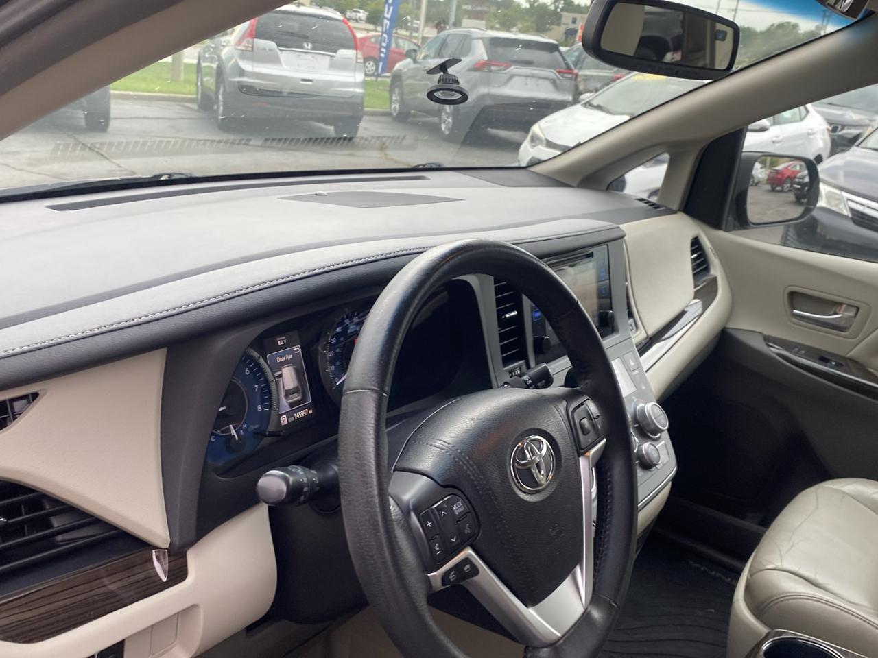 Toyota Sienna Limited Premium 7-Passenger 2017