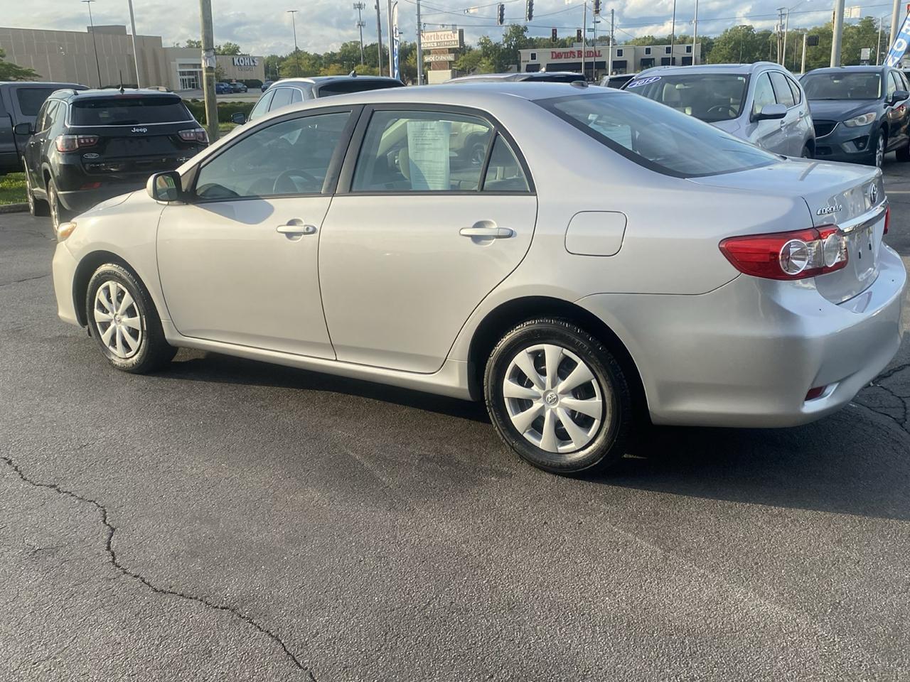Toyota Corolla 4dr Sdn Auto LE (Natl) 2011