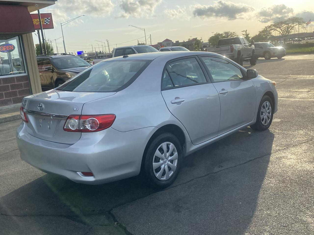 Toyota Corolla 4dr Sdn Auto LE (Natl) 2011