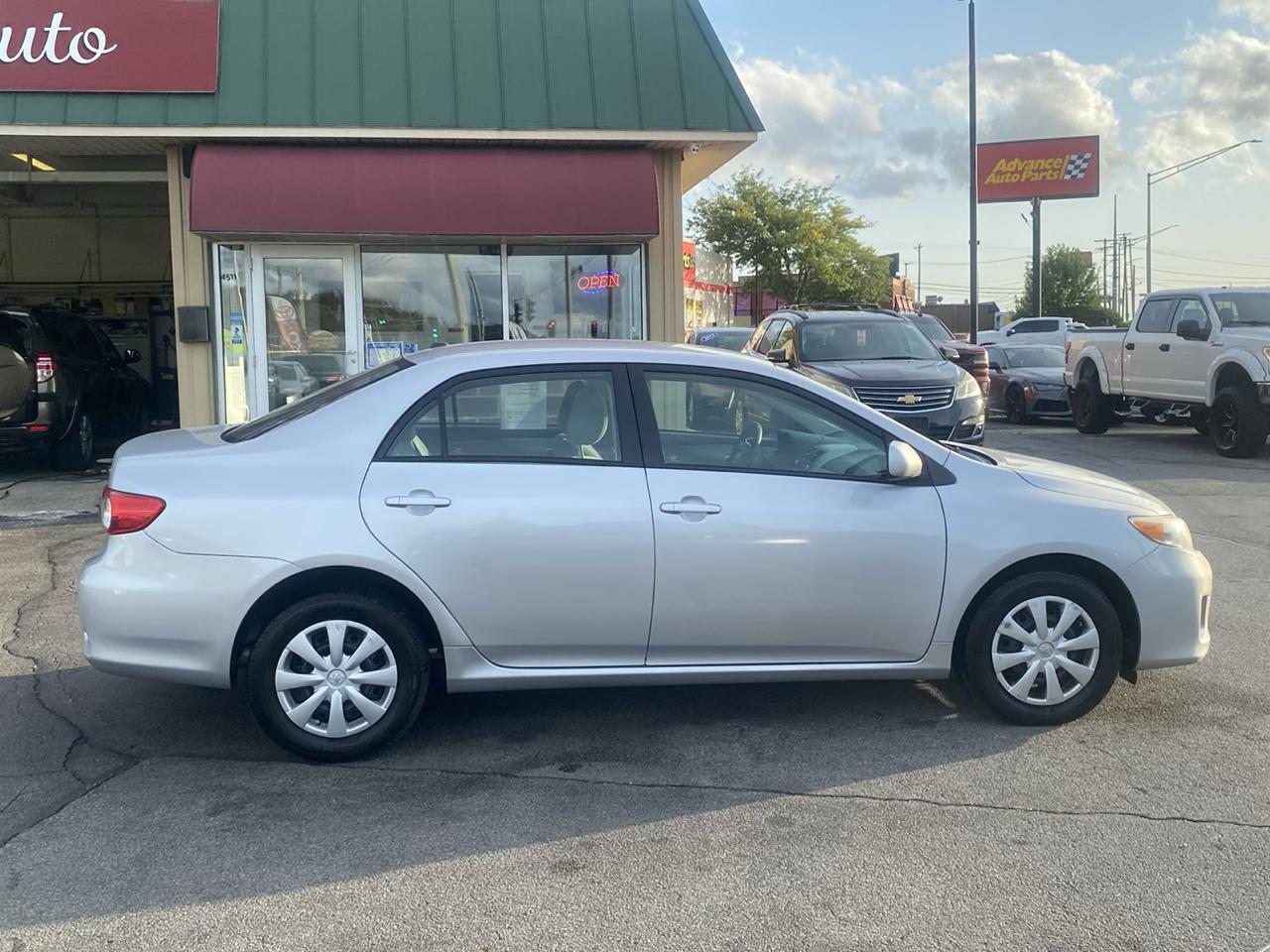 Toyota Corolla 4dr Sdn Auto LE (Natl) 2011