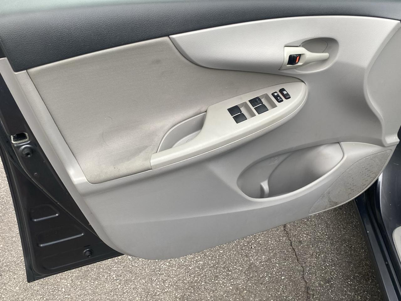 Toyota Corolla 4dr Sdn Auto LE Special Edition (Natl) 2013