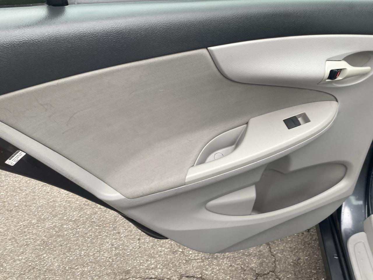 Toyota Corolla 4dr Sdn Auto LE Special Edition (Natl) 2013