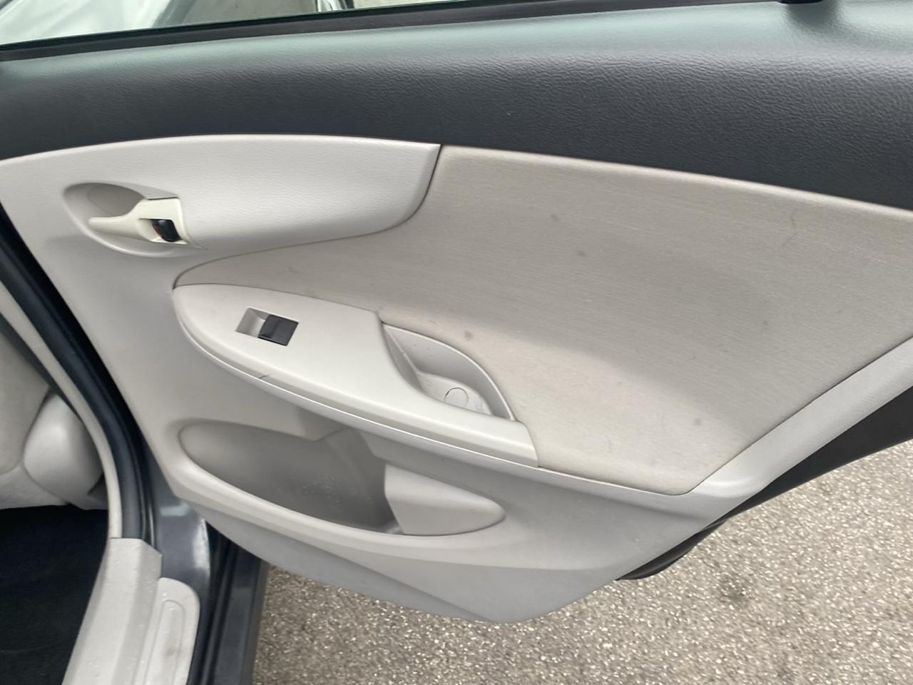 Toyota Corolla 4dr Sdn Auto LE Special Edition (Natl) 2013