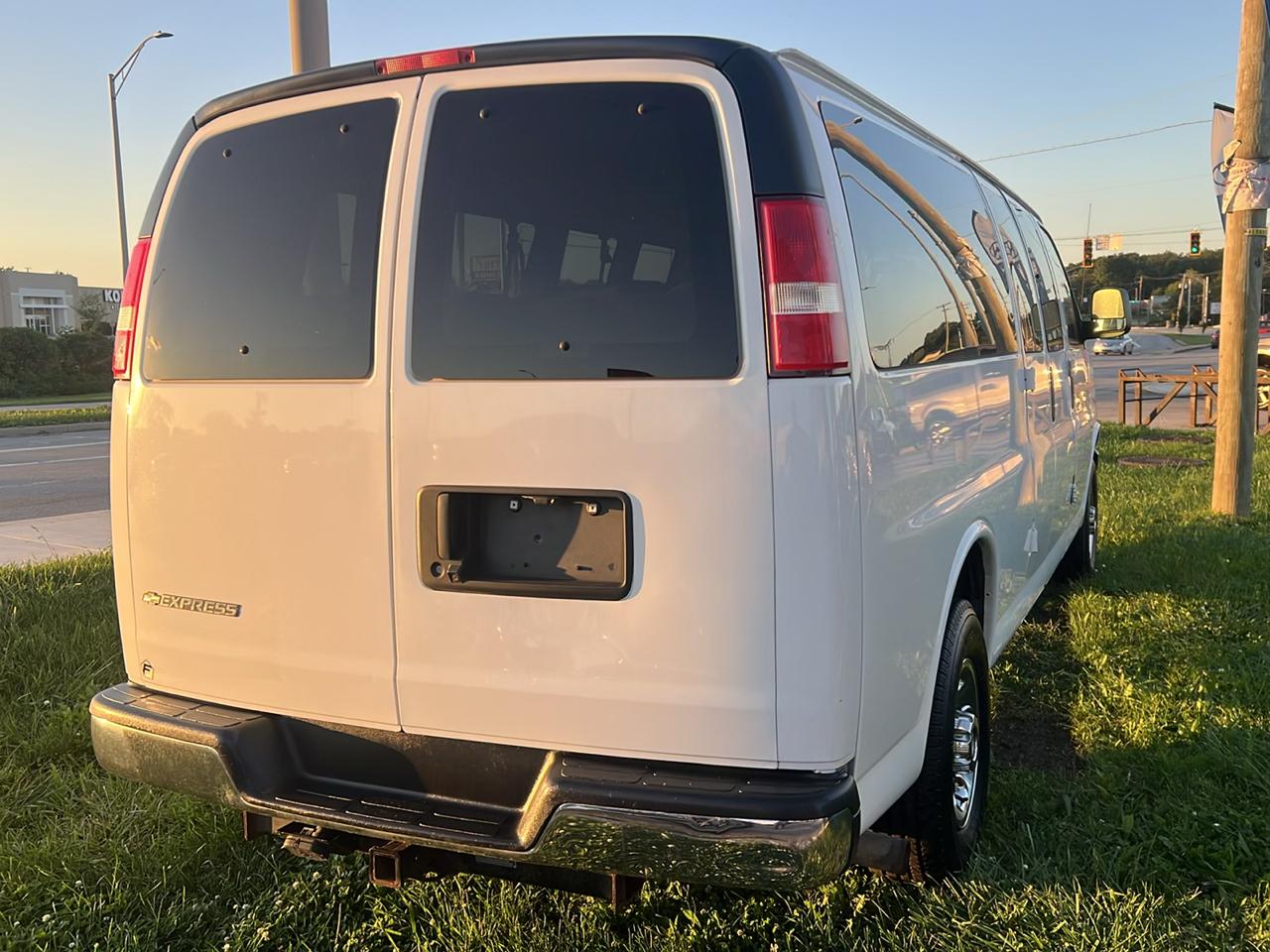 Chevrolet Express Passenger RWD 3500 155" LT 2018
