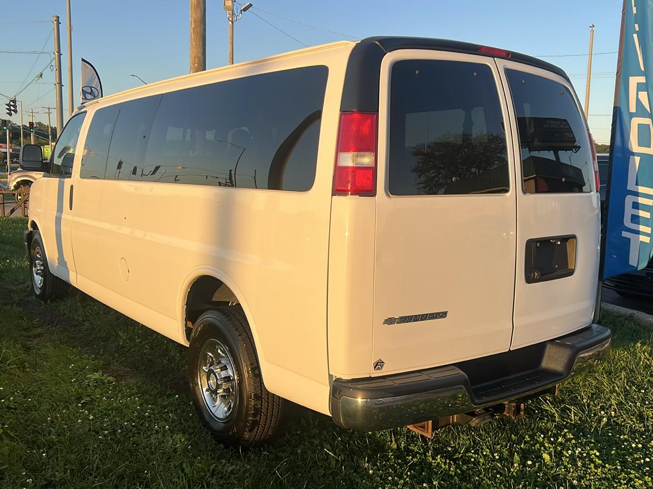 Chevrolet Express Passenger RWD 3500 155" LT 2018