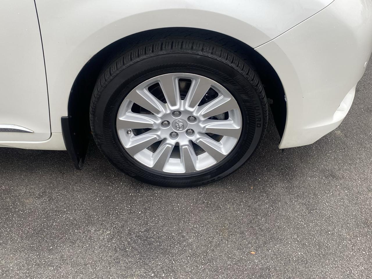 Toyota Sienna 5dr 7-Pass Van XLE Premium AWD (Natl) 2015