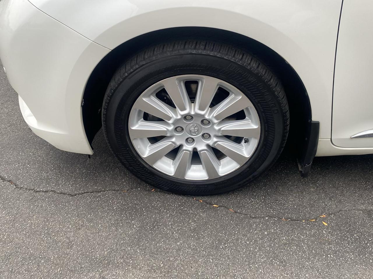 Toyota Sienna 5dr 7-Pass Van XLE Premium AWD (Natl) 2015