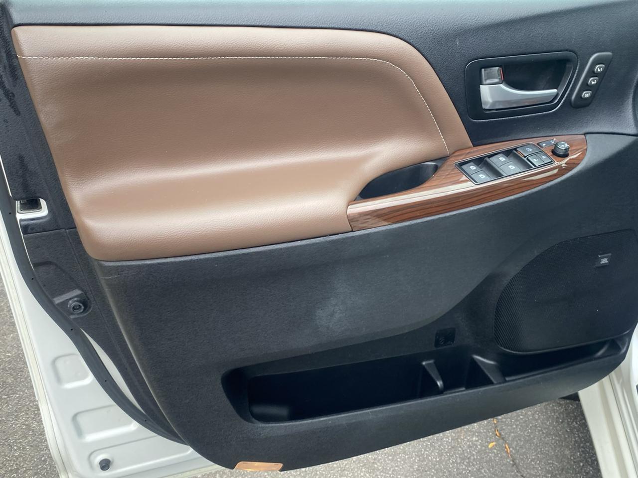 Toyota Sienna 5dr 7-Pass Van XLE Premium AWD (Natl) 2015