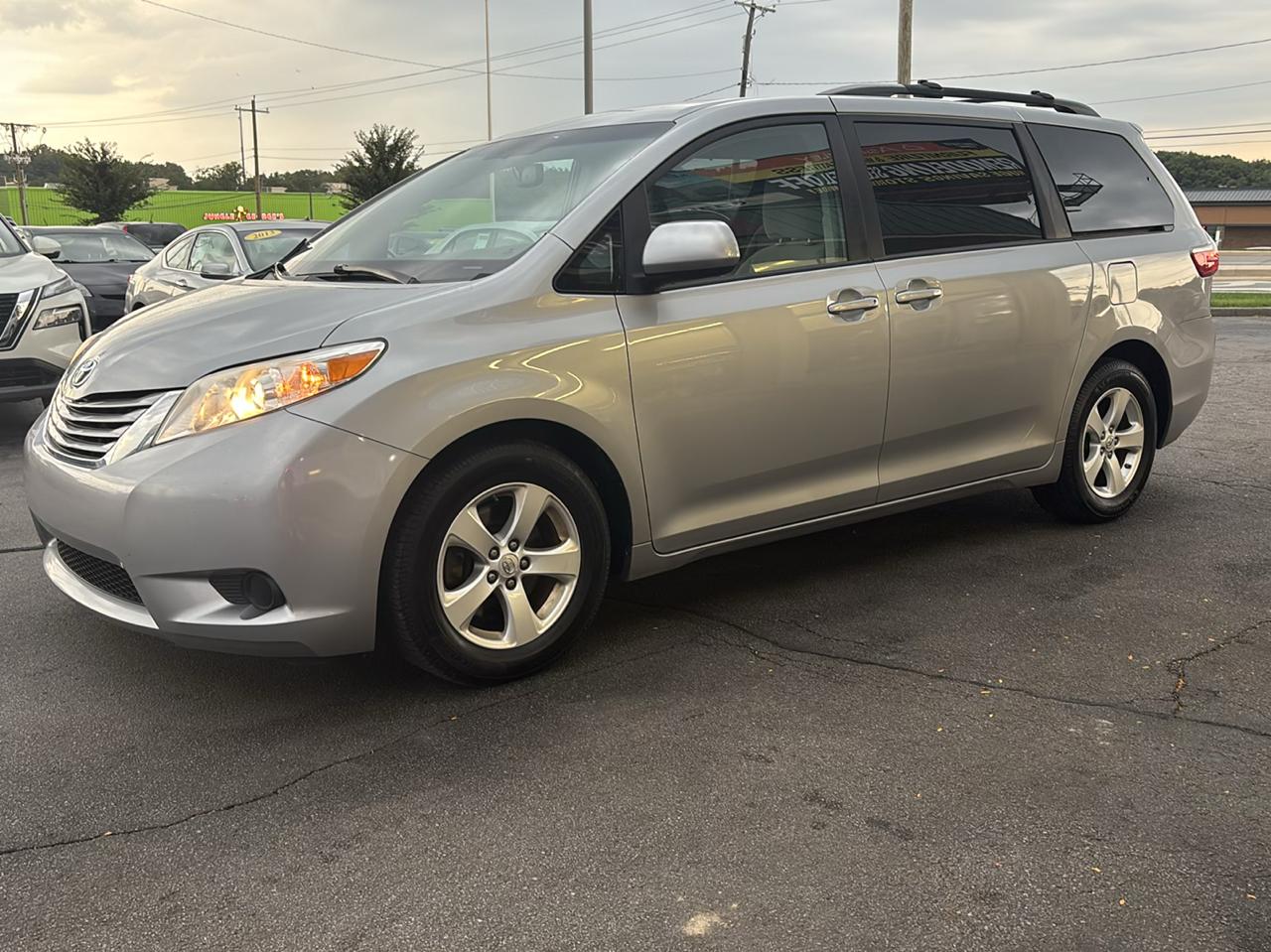 Toyota Sienna LE FWD 8-Passenger (Natl) 2017