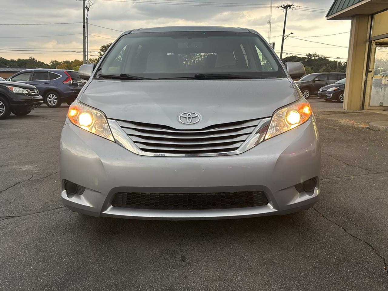 Toyota Sienna LE FWD 8-Passenger (Natl) 2017