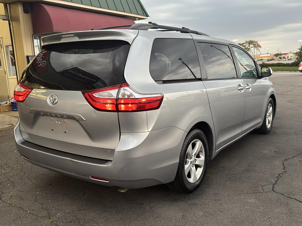 Toyota Sienna LE FWD 8-Passenger (Natl) 2017