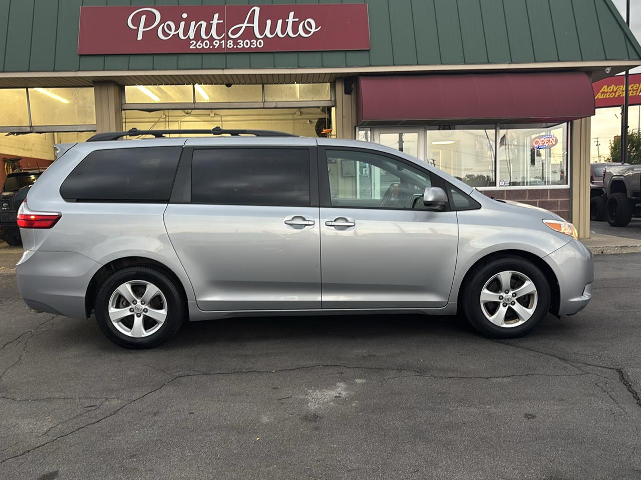 Toyota Sienna LE FWD 8-Passenger (Natl) 2017