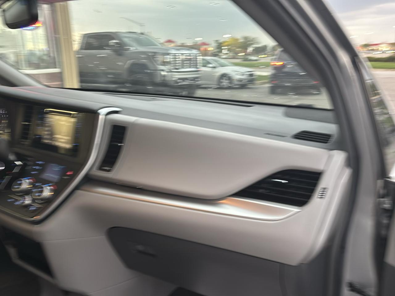 Toyota Sienna LE FWD 8-Passenger (Natl) 2017