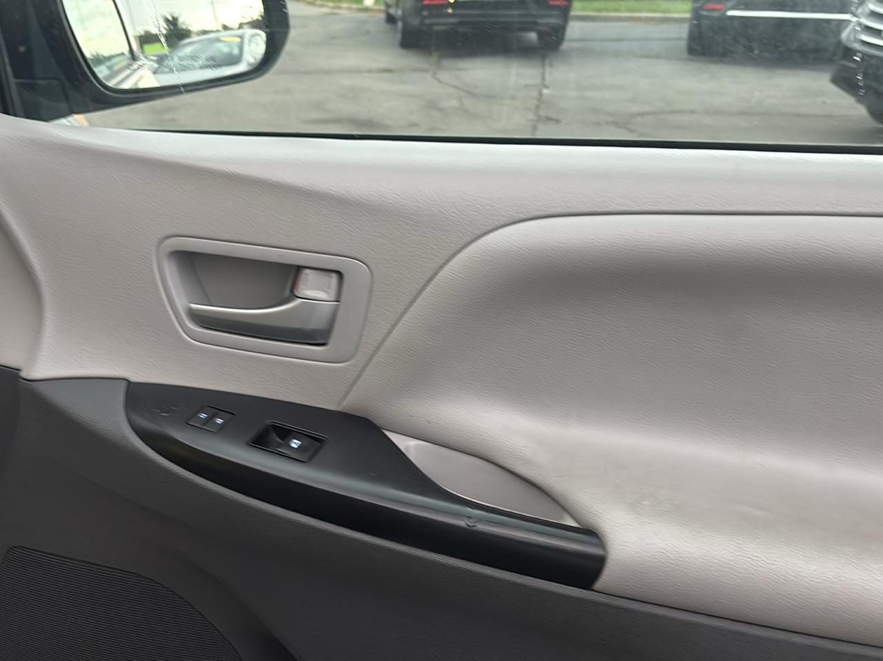 Toyota Sienna LE FWD 8-Passenger (Natl) 2017