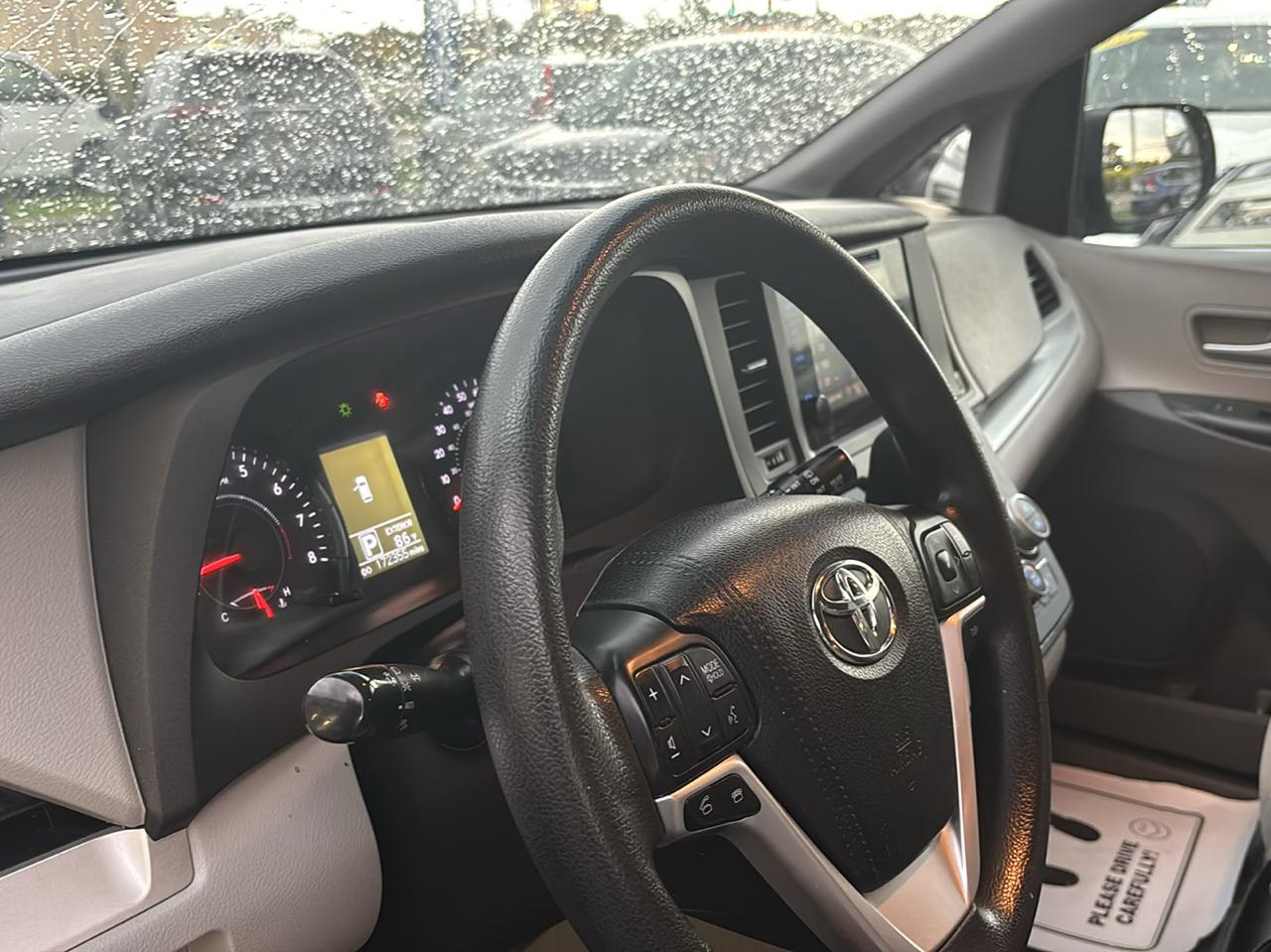 Toyota Sienna LE FWD 8-Passenger (Natl) 2017