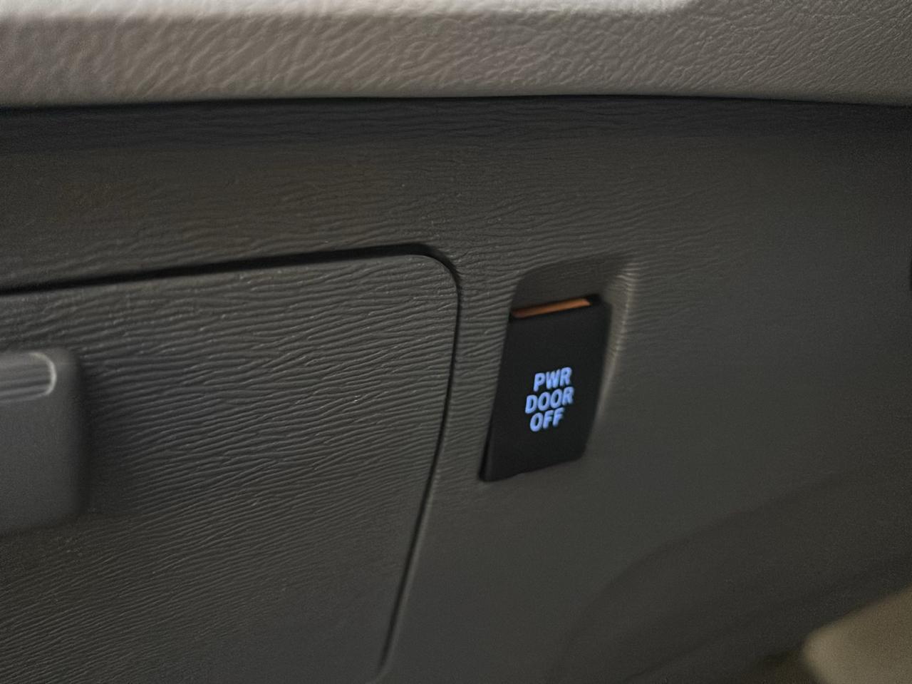 Toyota Sienna LE FWD 8-Passenger (Natl) 2017