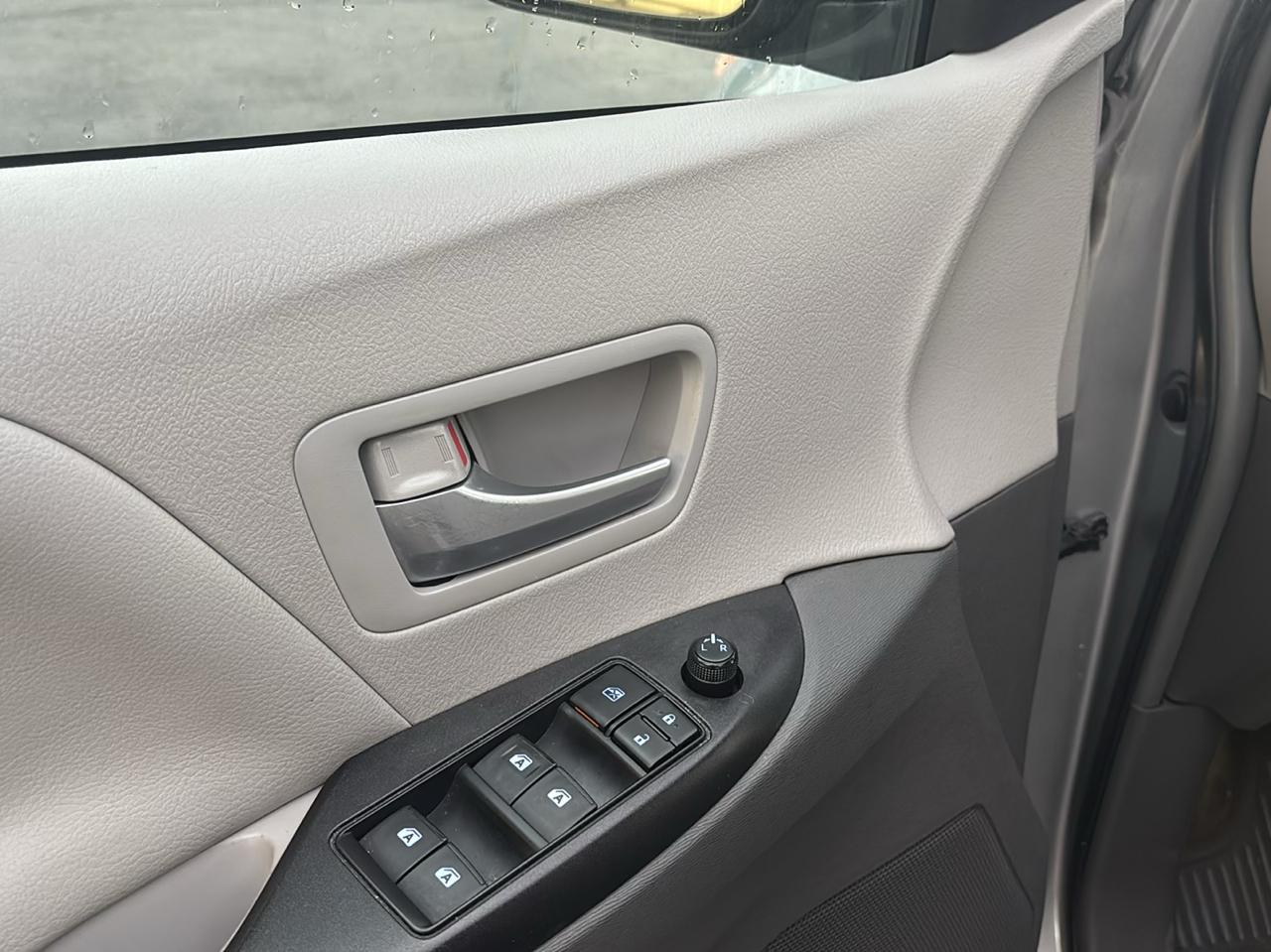 Toyota Sienna LE FWD 8-Passenger (Natl) 2017
