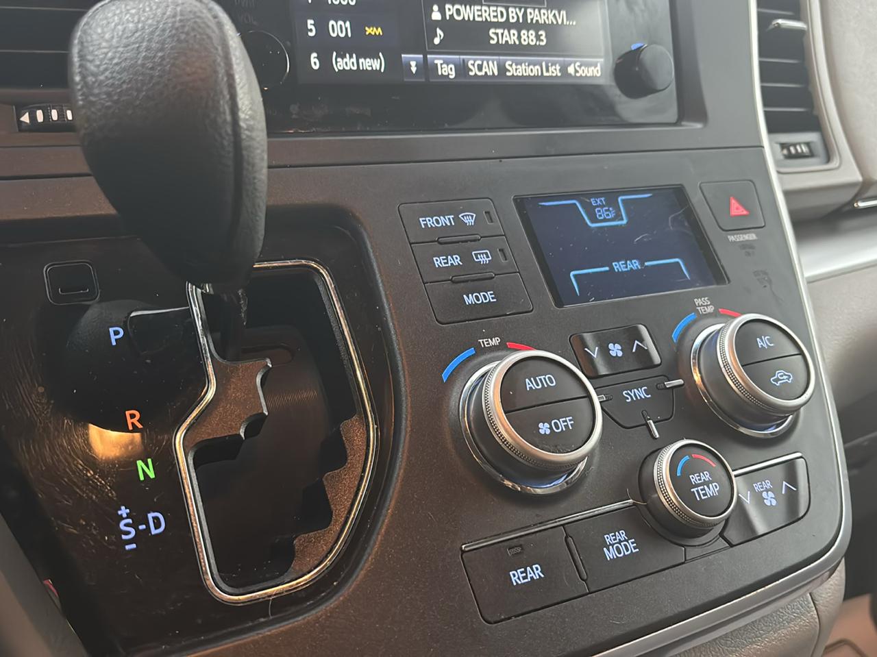 Toyota Sienna LE FWD 8-Passenger (Natl) 2017