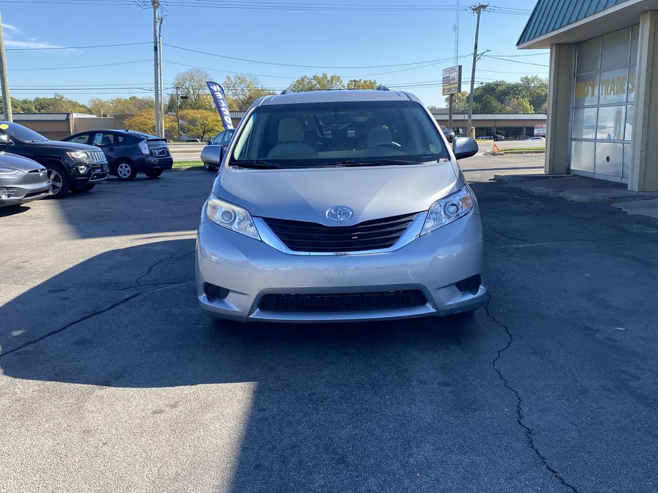Toyota Sienna 5dr 8-Pass Van V6 LE FWD (Natl) 2014