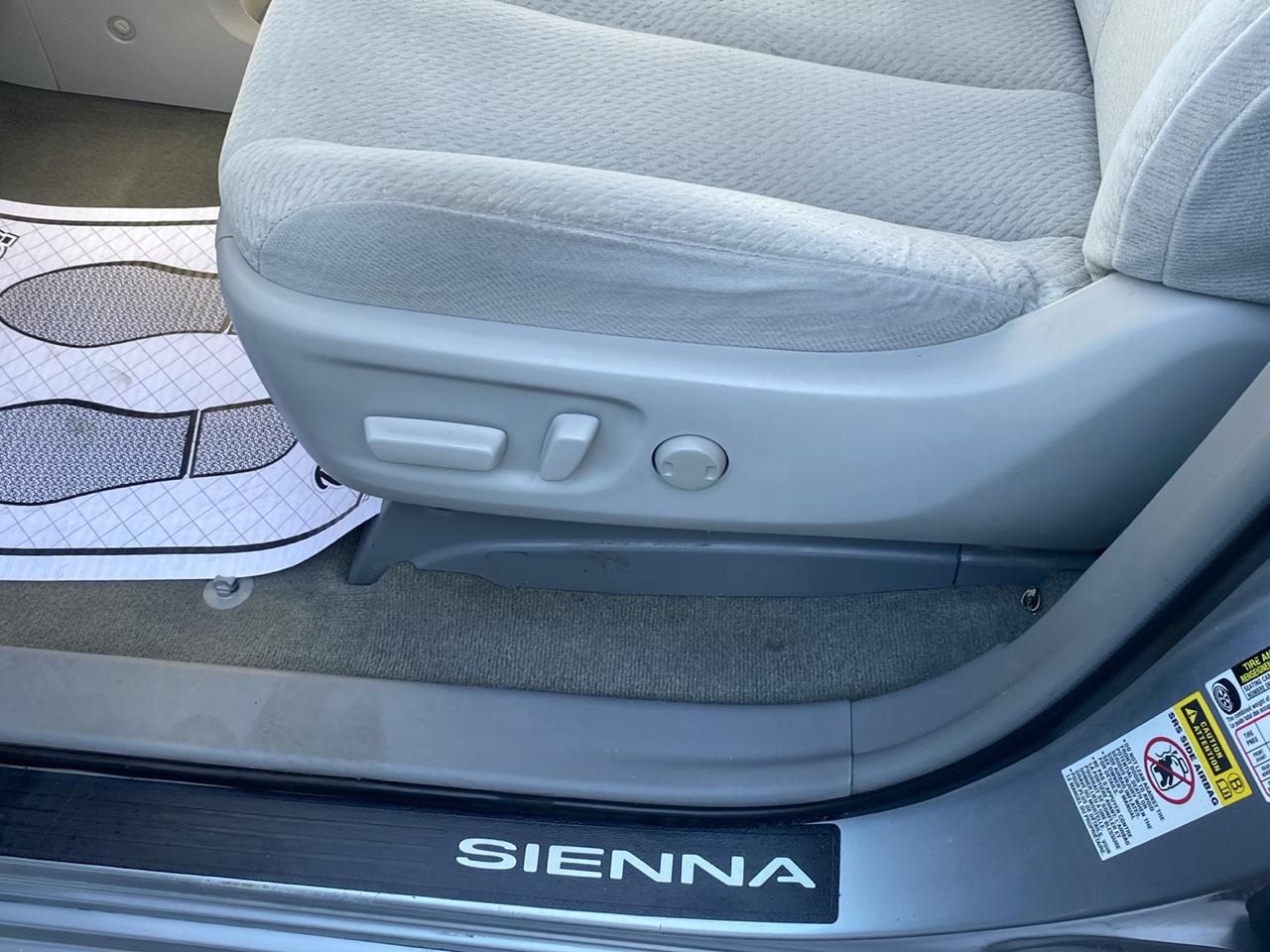 Toyota Sienna 5dr 8-Pass Van V6 LE FWD (Natl) 2014
