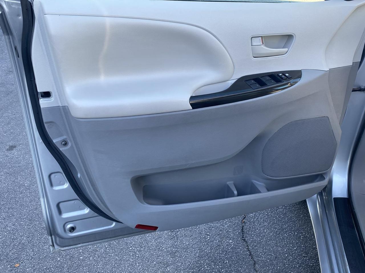 Toyota Sienna 5dr 8-Pass Van V6 LE FWD (Natl) 2014
