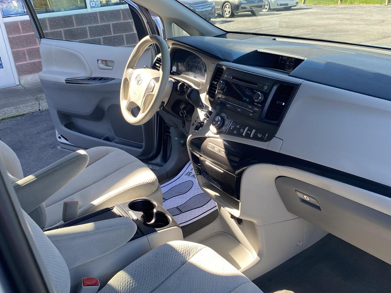 Toyota Sienna 5dr 8-Pass Van V6 LE FWD (Natl) 2014