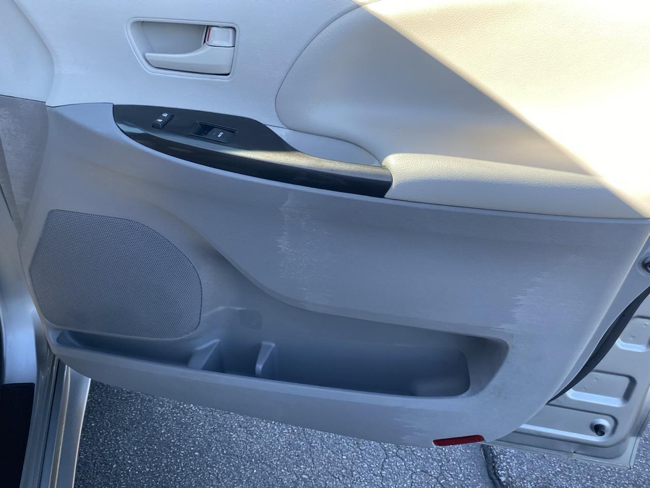 Toyota Sienna 5dr 8-Pass Van V6 LE FWD (Natl) 2014