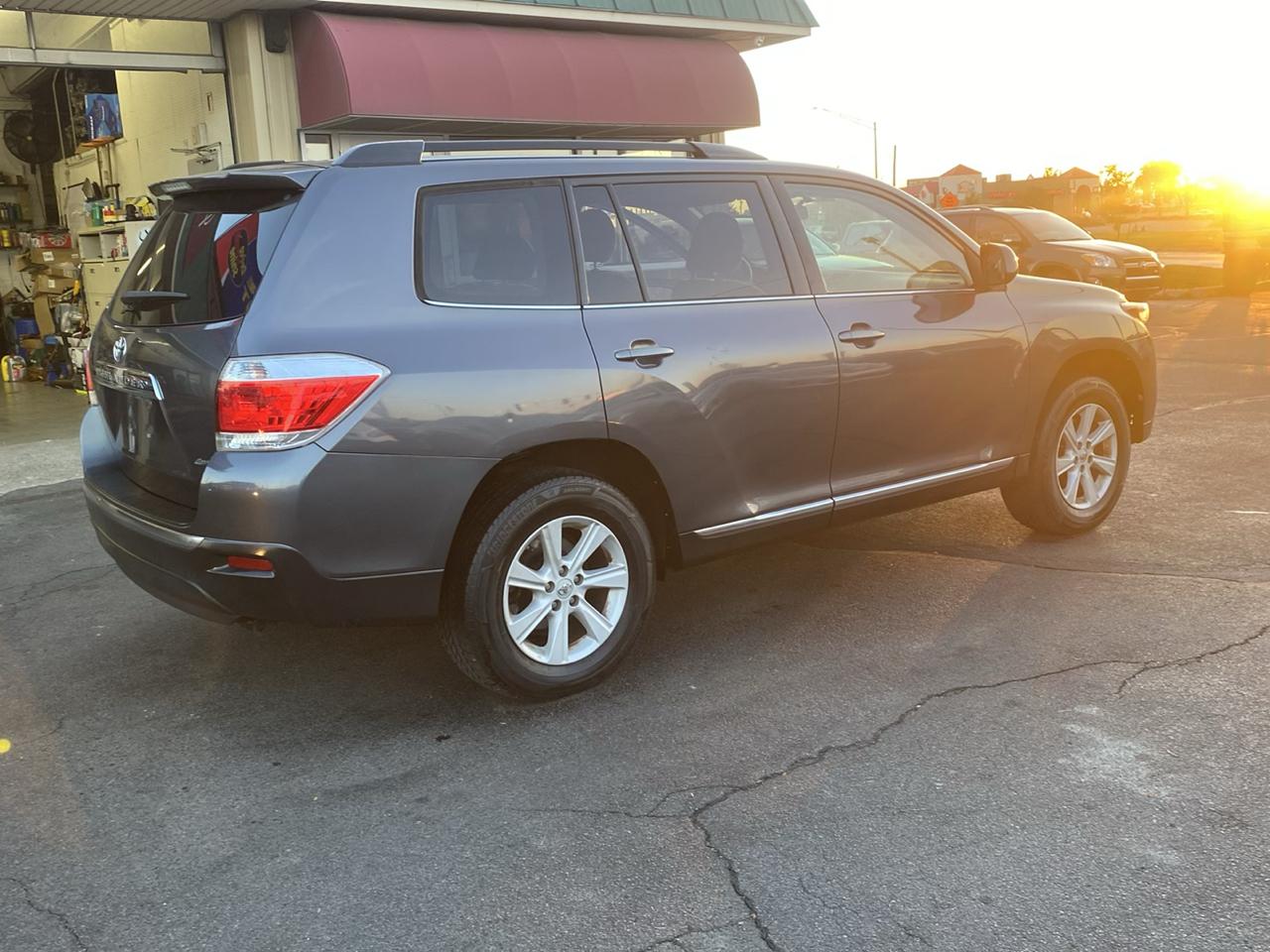 Toyota Highlander 4WD 4dr V6 (Natl) 2013