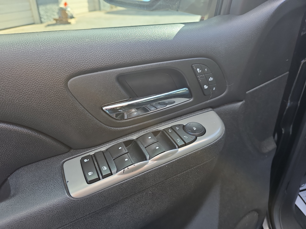 Chevrolet Avalanche 4WD Crew Cab LT 2011