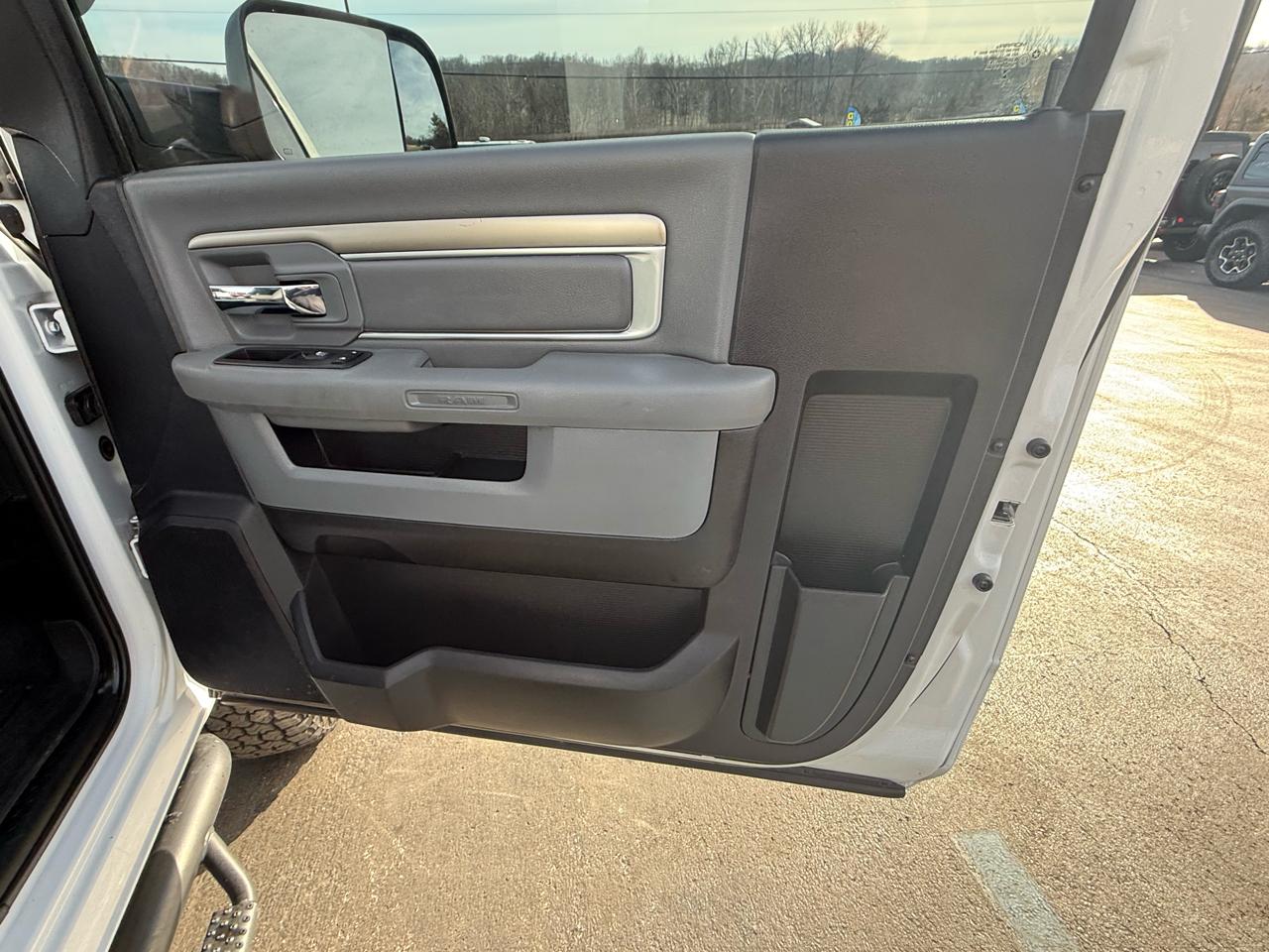 RAM 3500 SLT 4x4 Reg Cab 8' Box 2018