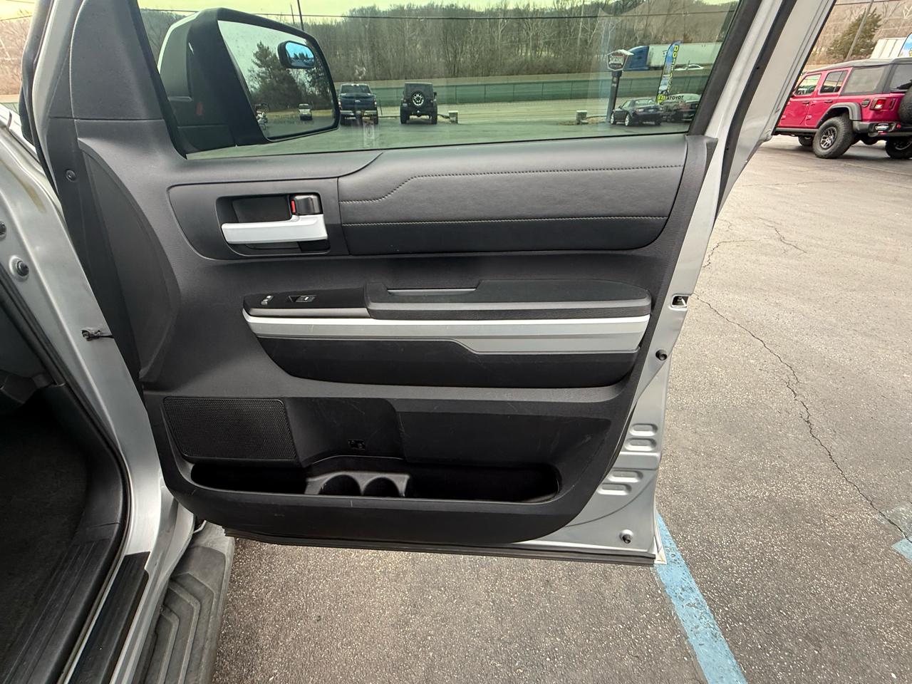 Toyota Tundra 4WD Truck Double Cab 5.7L V8 6-Spd AT LTD (Natl) 2016