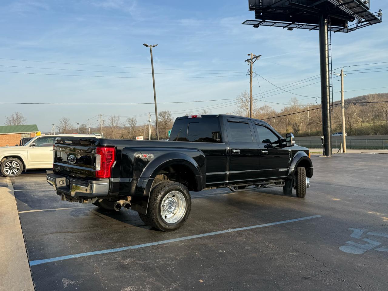 Ford Super Duty F-450 DRW Lariat 4WD Crew Cab 179" WB 60" CA 2017