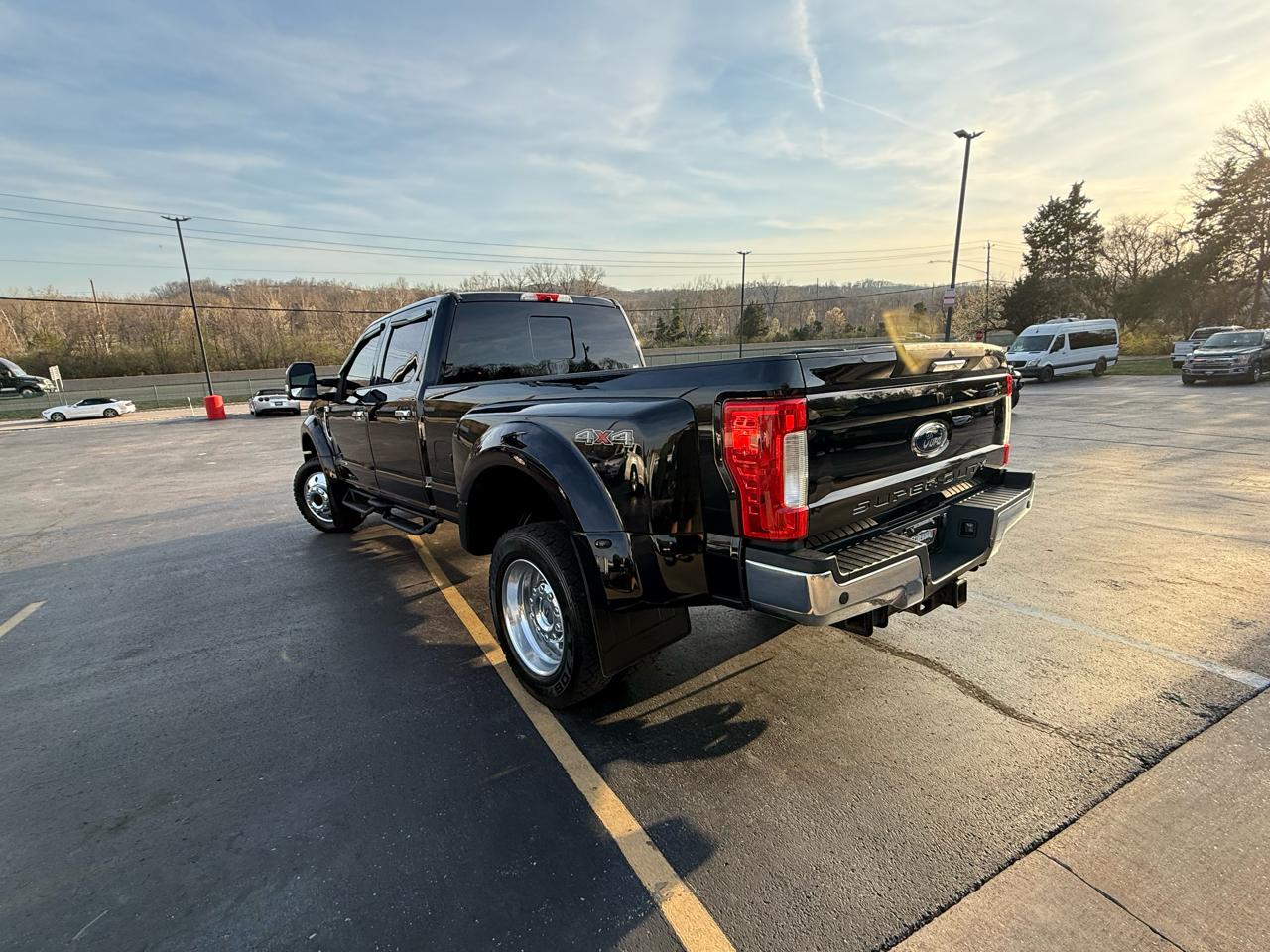 Ford Super Duty F-450 DRW Lariat 4WD Crew Cab 179" WB 60" CA 2017