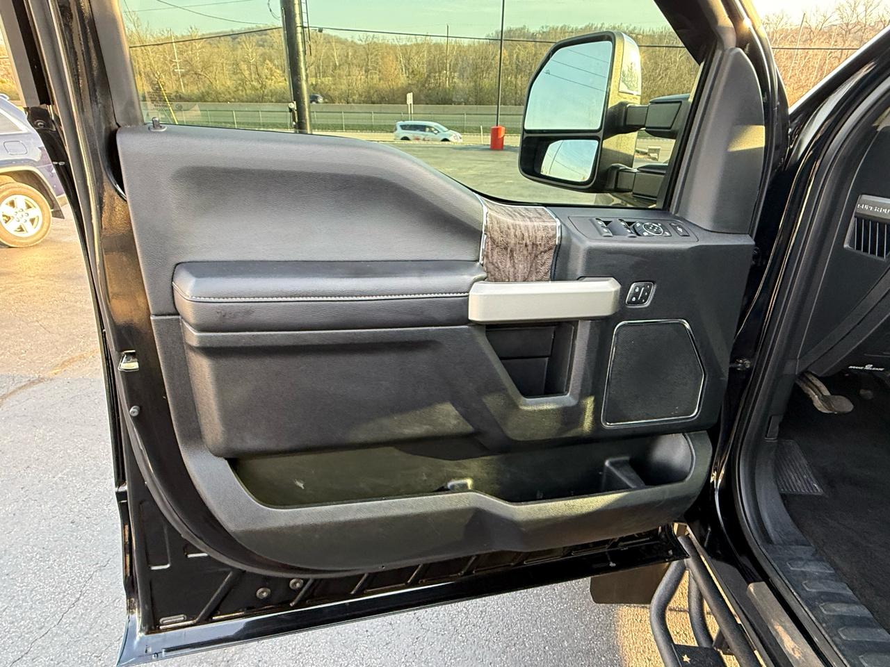 Ford Super Duty F-450 DRW Lariat 4WD Crew Cab 179" WB 60" CA 2017