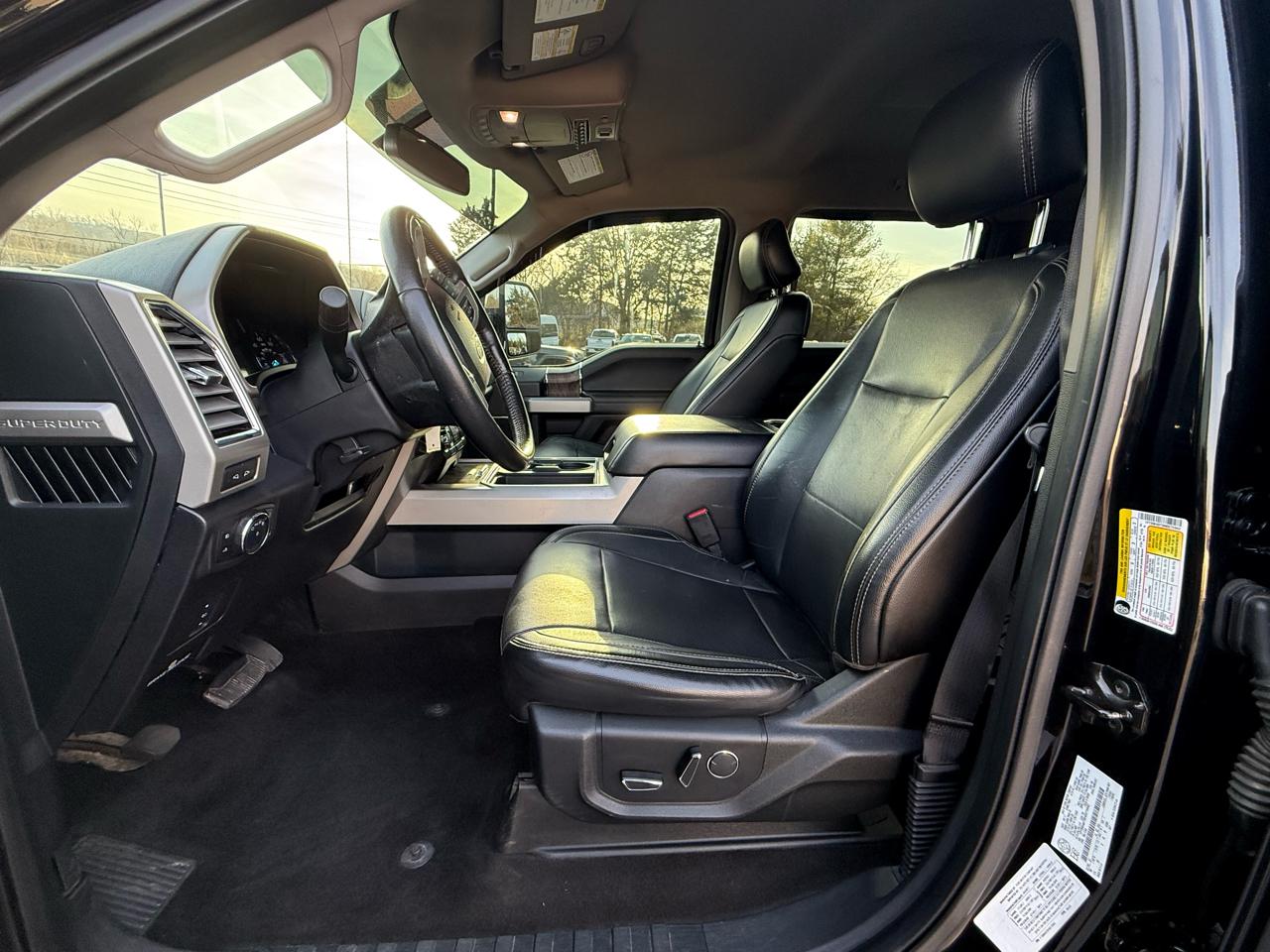 Ford Super Duty F-450 DRW Lariat 4WD Crew Cab 179" WB 60" CA 2017