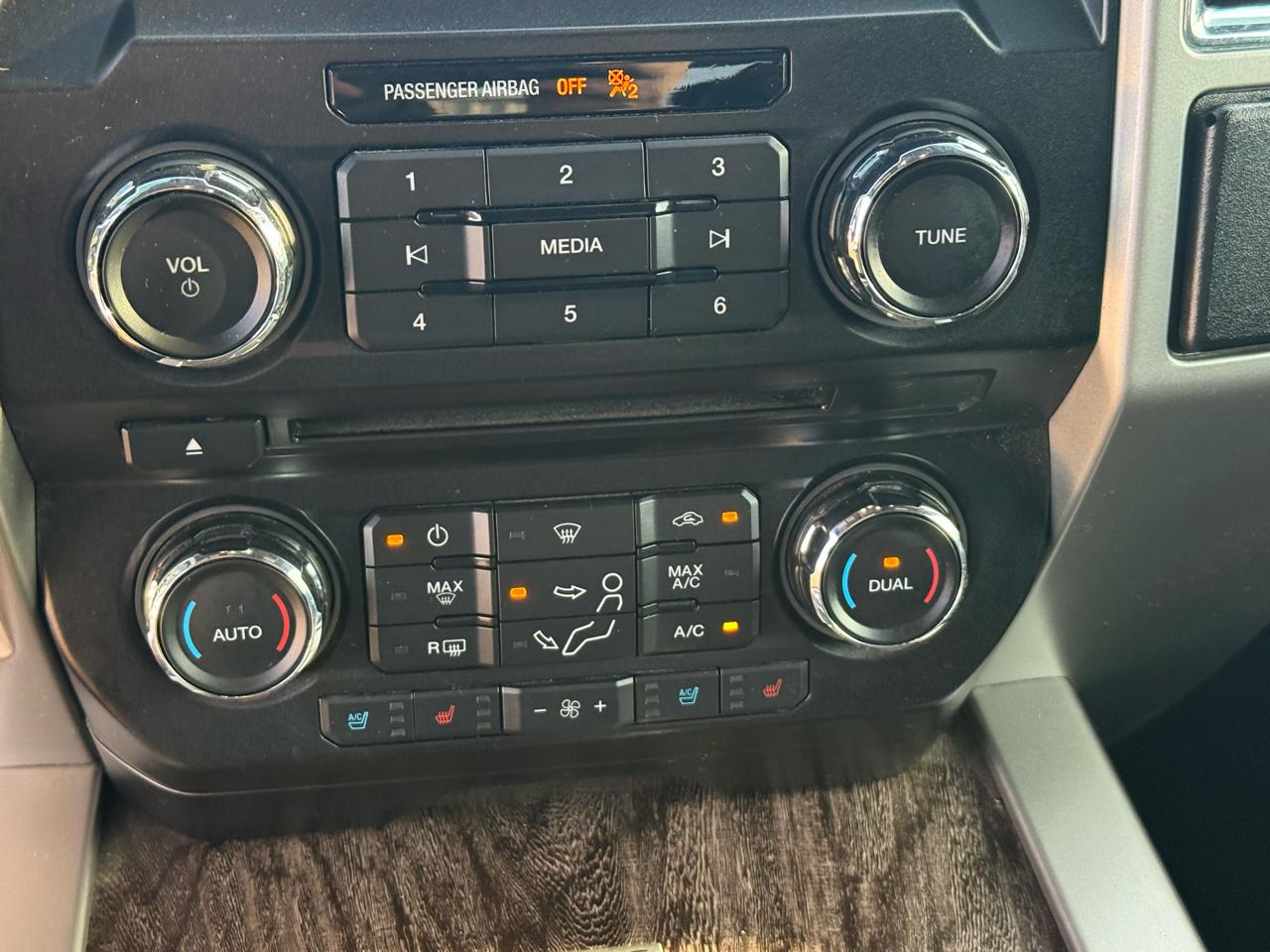 Ford Super Duty F-450 DRW Lariat 4WD Crew Cab 179" WB 60" CA 2017