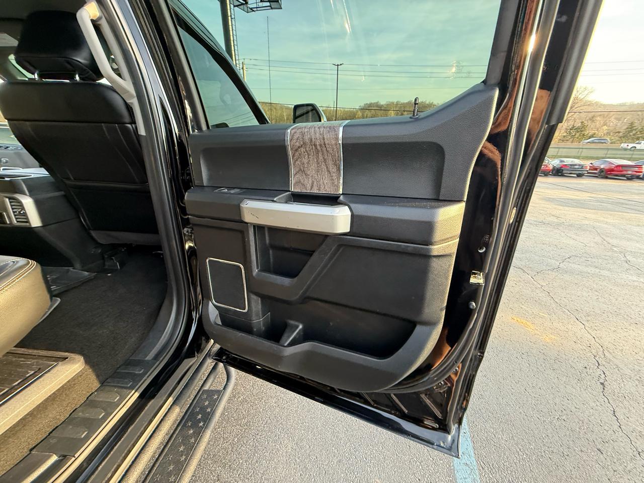 Ford Super Duty F-450 DRW Lariat 4WD Crew Cab 179" WB 60" CA 2017