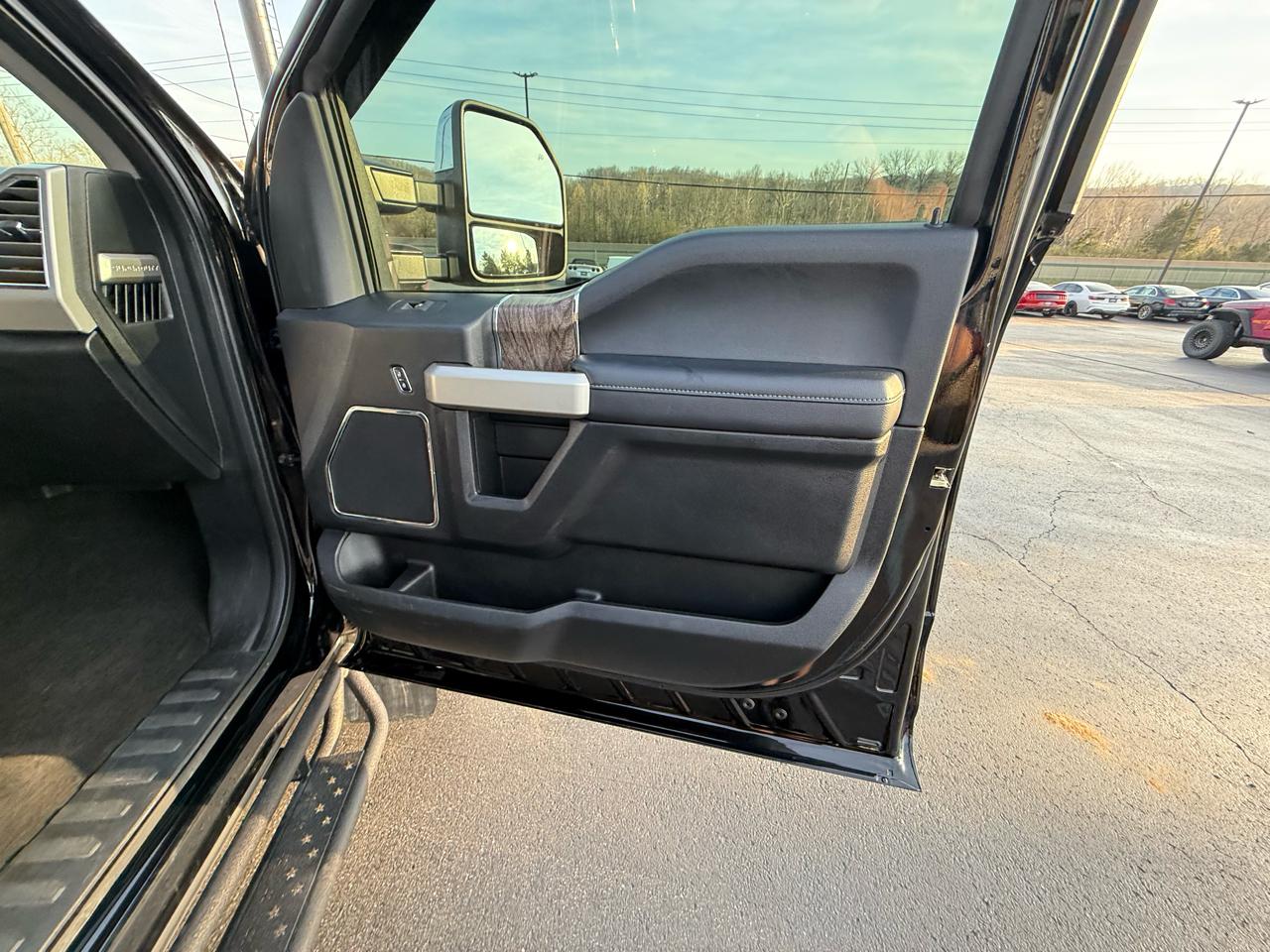 Ford Super Duty F-450 DRW Lariat 4WD Crew Cab 179" WB 60" CA 2017