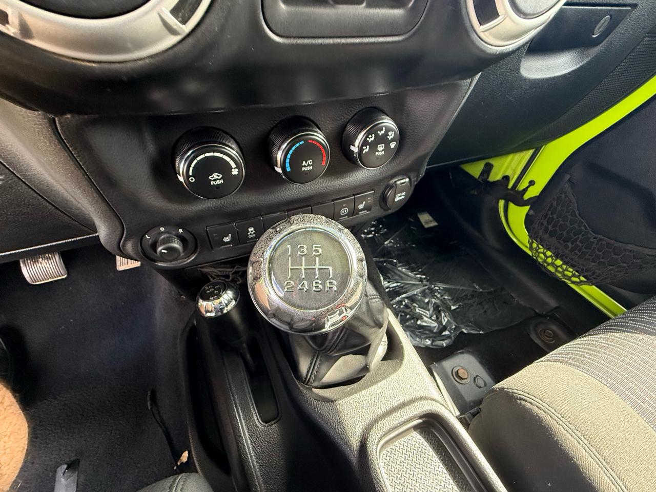 Jeep Wrangler Unlimited 4WD 4dr Sahara 2012