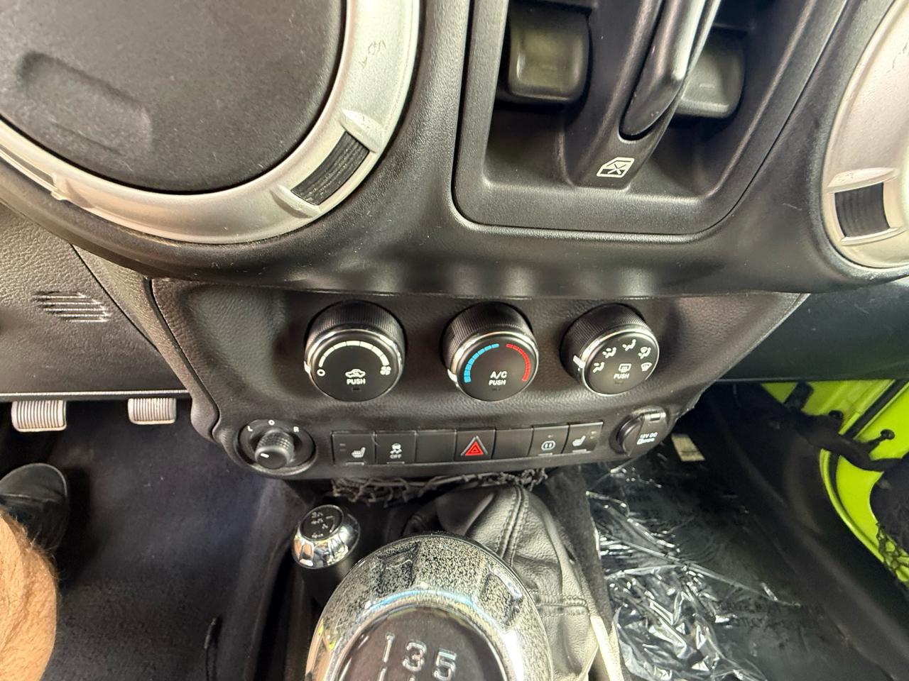 Jeep Wrangler Unlimited 4WD 4dr Sahara 2012