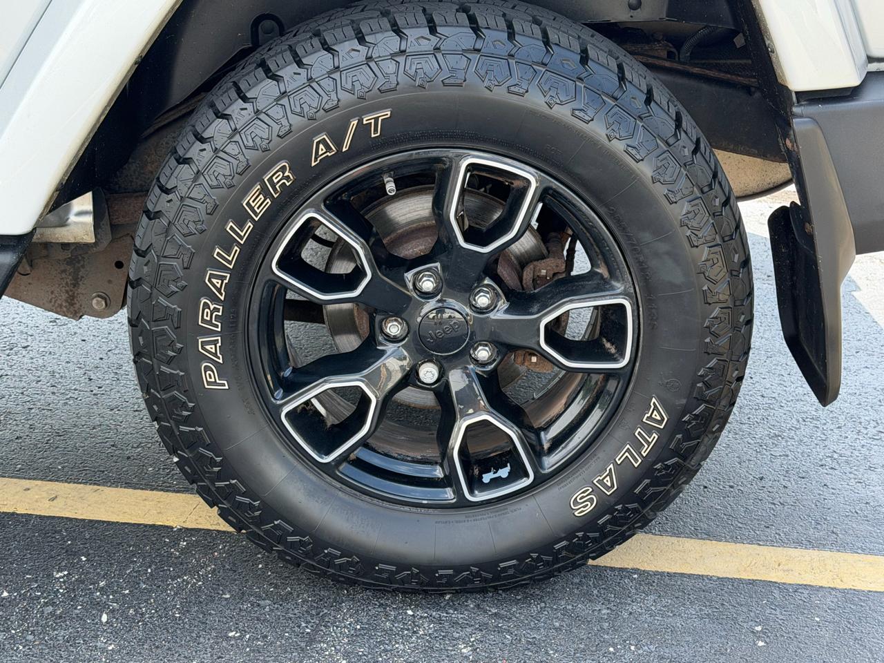 Jeep Wrangler 4WD 2dr Sahara 2011