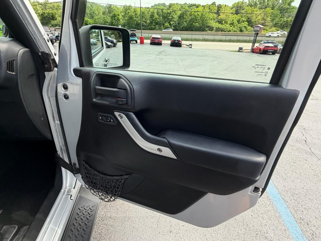 Jeep Wrangler 4WD 2dr Sahara 2011