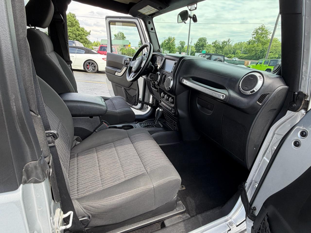 Jeep Wrangler 4WD 2dr Sahara 2011