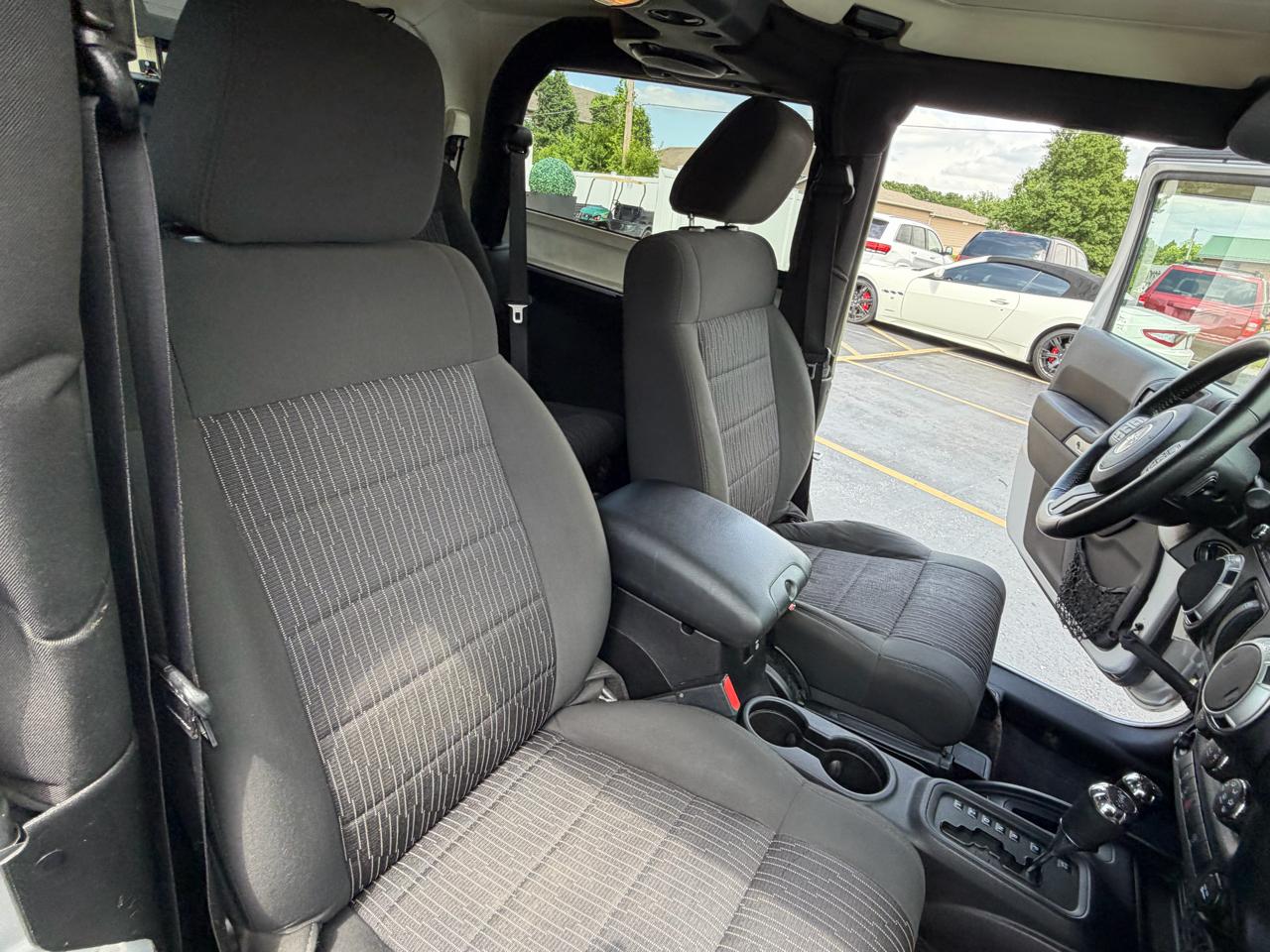 Jeep Wrangler 4WD 2dr Sahara 2011