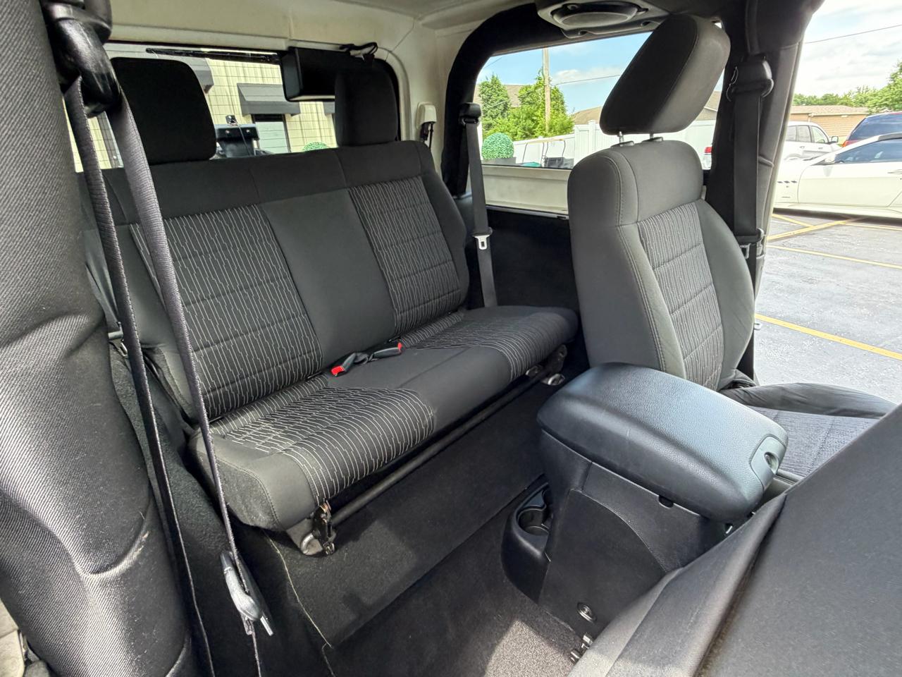 Jeep Wrangler 4WD 2dr Sahara 2011
