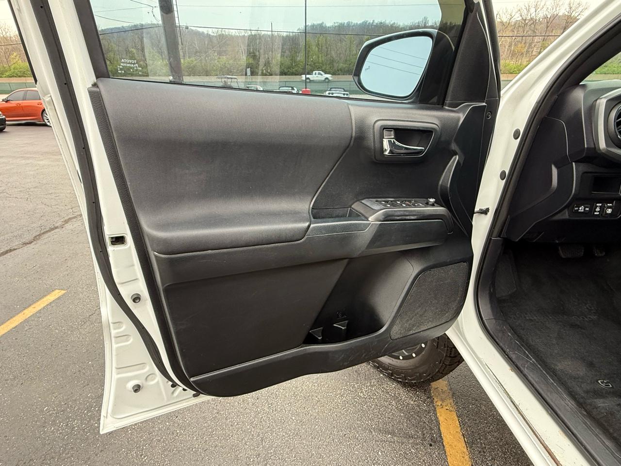 Toyota Tacoma SR5 Double Cab 5' Bed V6 4x4 AT (Natl) 2017