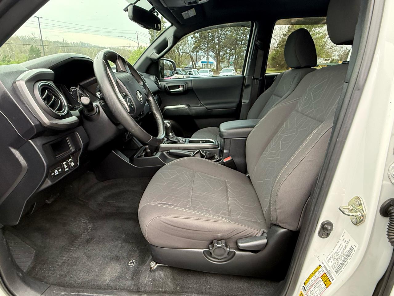 Toyota Tacoma SR5 Double Cab 5' Bed V6 4x4 AT (Natl) 2017